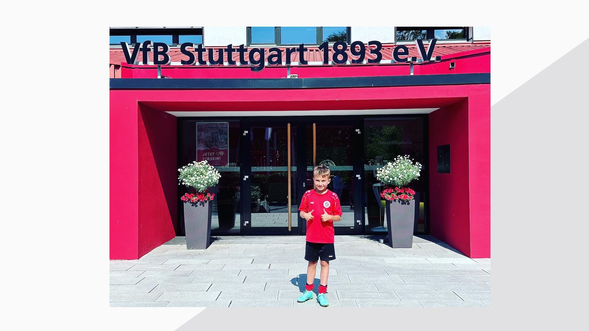 Ludwig Brehm vor dem Clubgebäude des VfB Stuttgart.