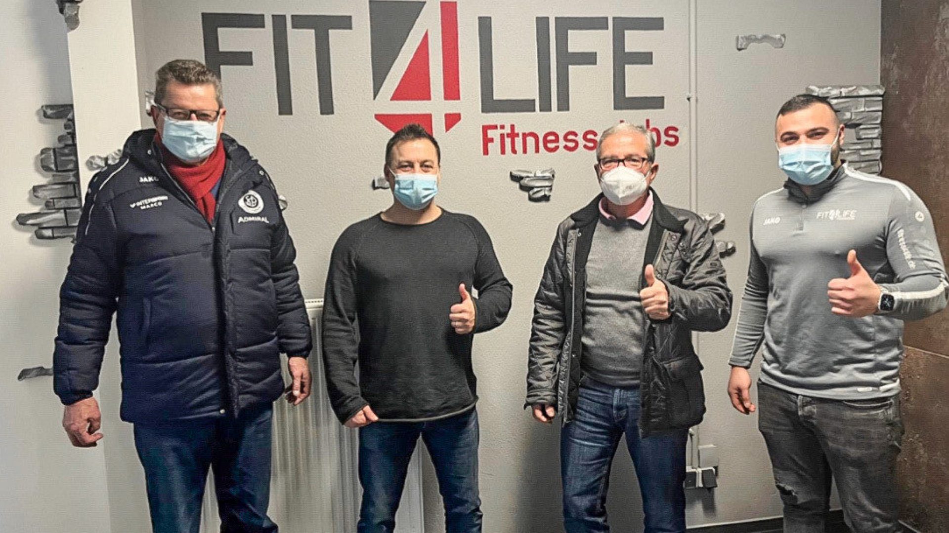 von links: Karl Fritz (1. Vorstand), António Hernandes (Geschäftsführer FITNESS CLUBS fit4life GmbH), Ulrich Körner (3. Vorstand, Marketing), Mehmet Ilgün (Filialleiter Pfullendorf)